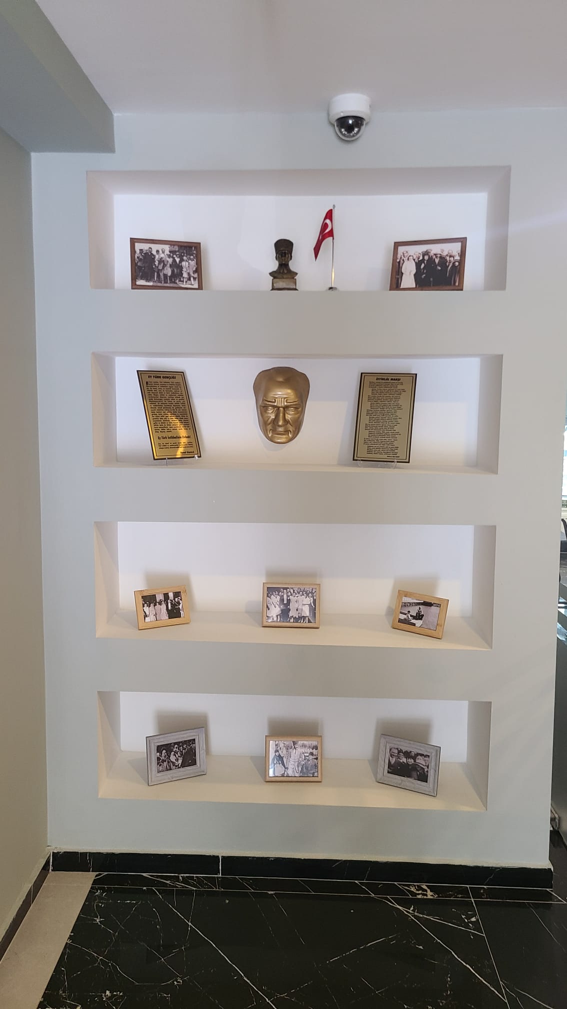 Yurt girişi Atatürk Köşesi